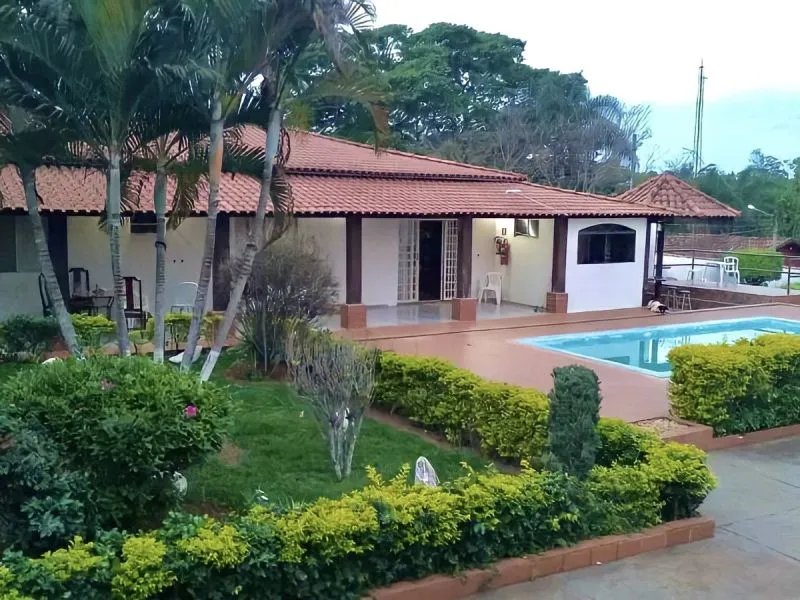 Casa de tratamento com piscina e área verde, ambiente acolhedor para recuperação