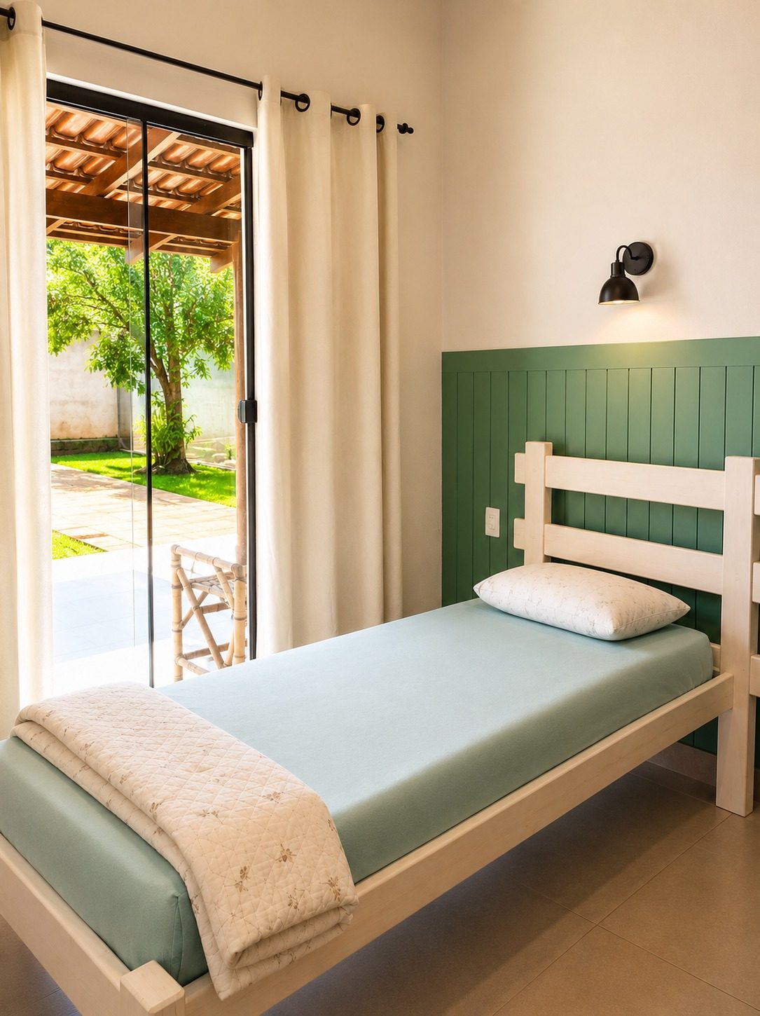 Quarto individual de clínica parceira, ambiente claro e acolhedor